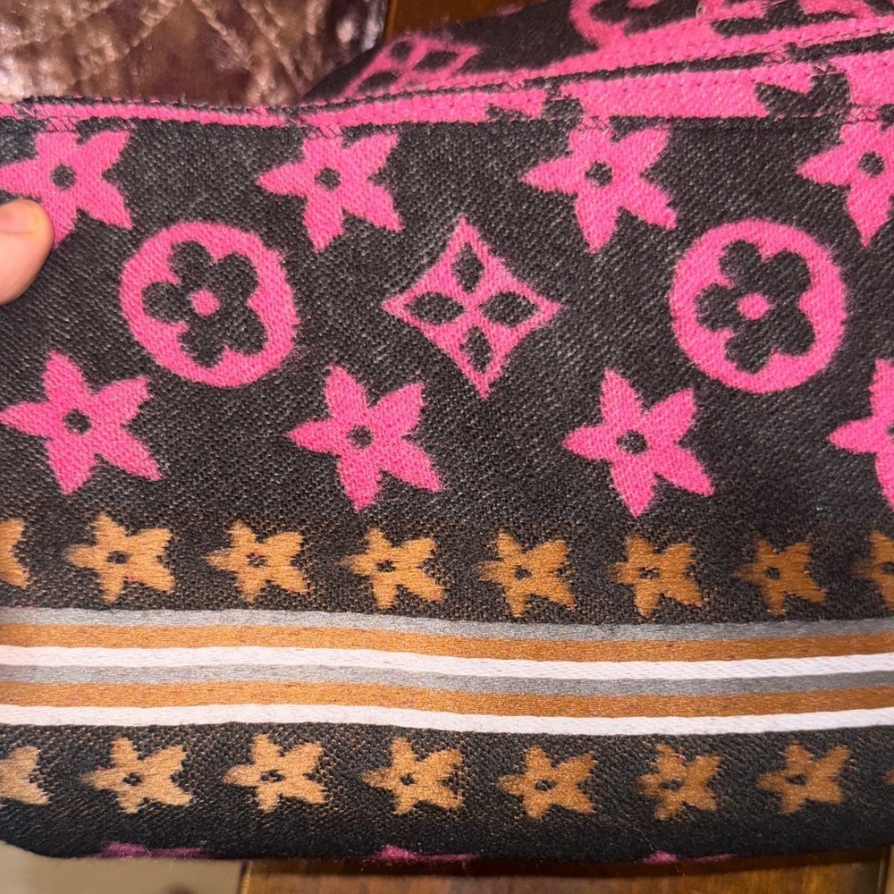 Pink Patterned Shawl - Picture 14 of 15